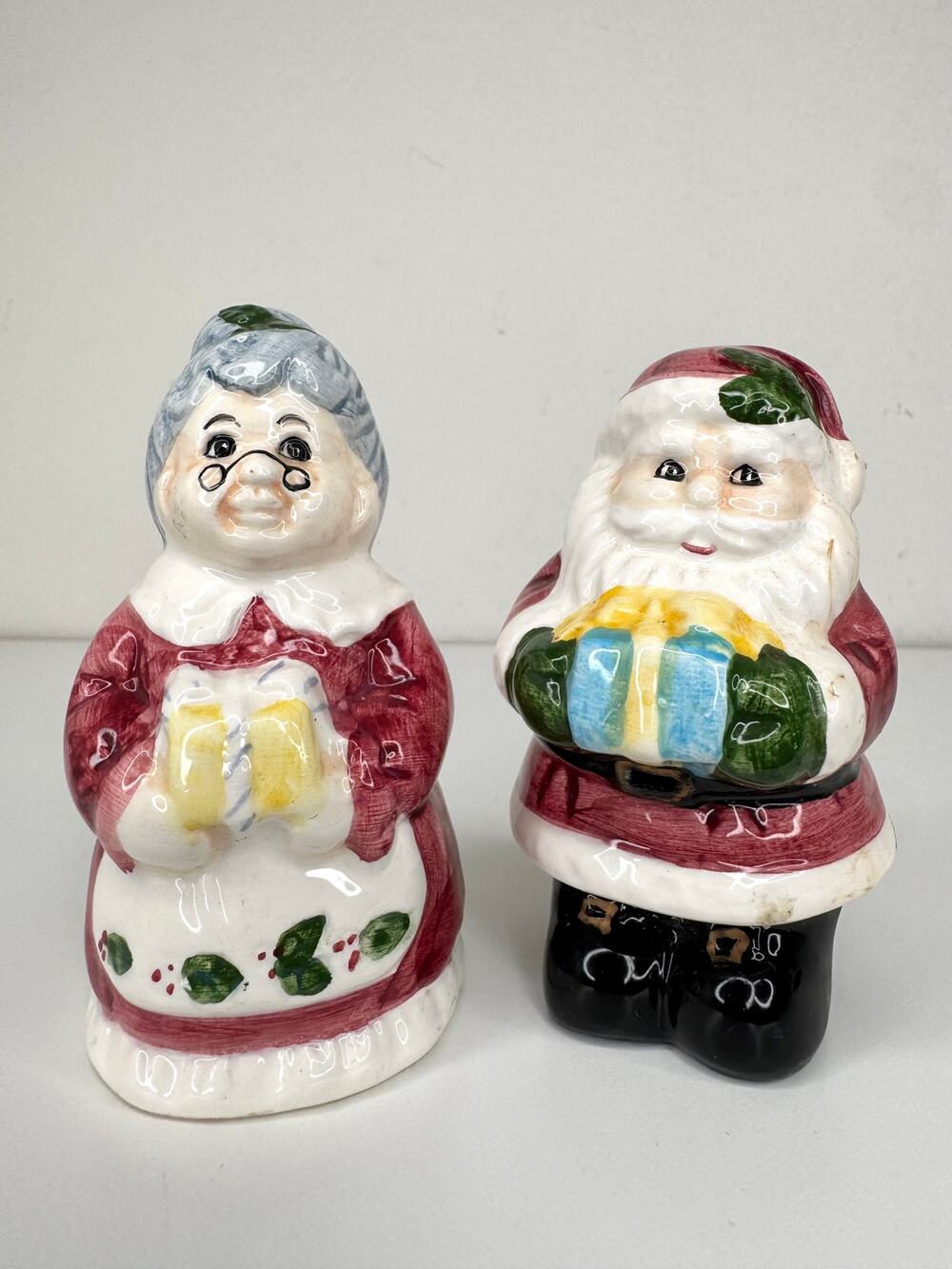 Vintage Salt Pepper Shakers Ceramic Santa and Mrs Claus Christmas Figurines 3"